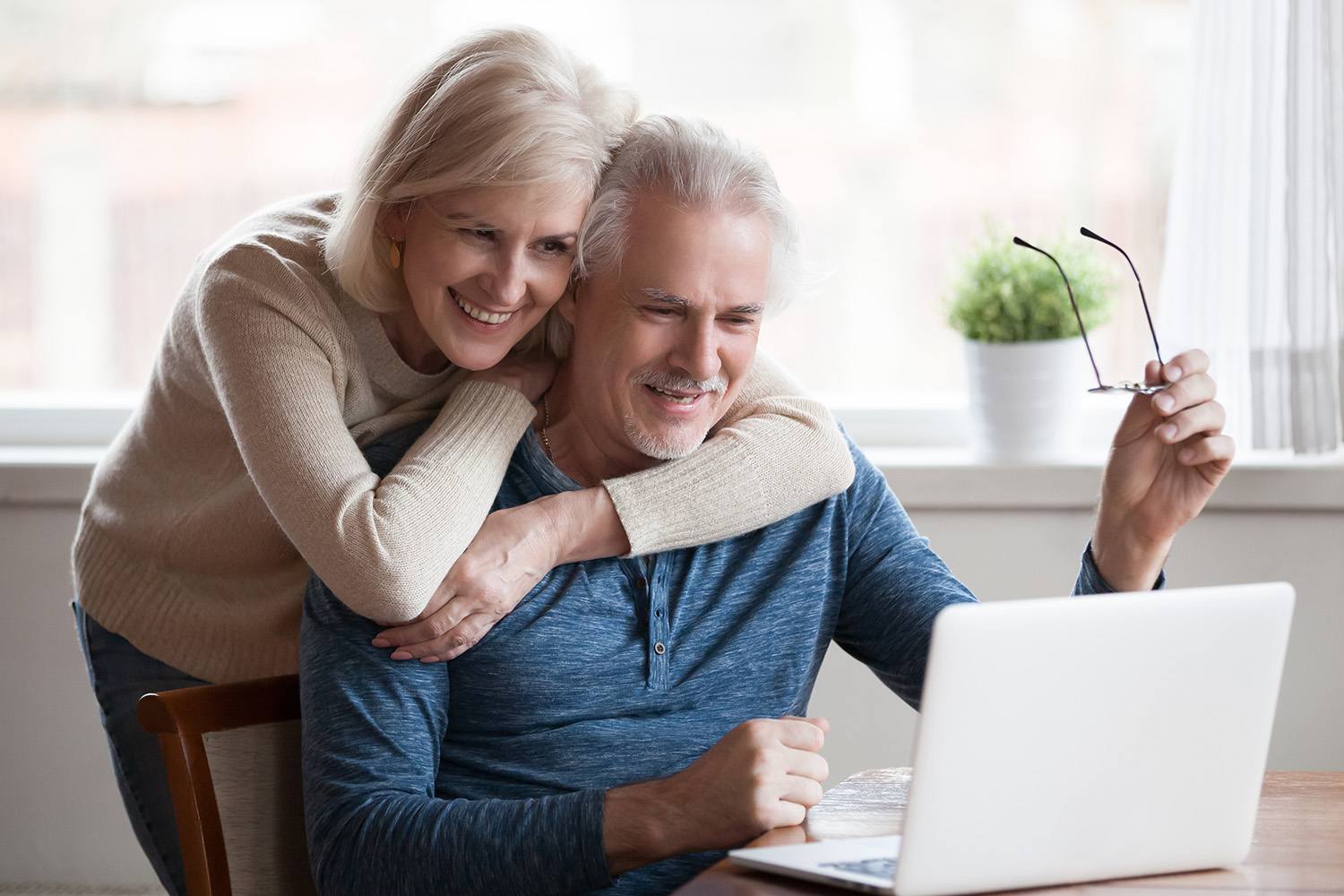 Seniors on laptop Seniors looking an Medicare online